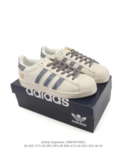 阿迪达斯 ADIDAS SUPERSTAR 三叶草☘️经典贝壳头系列 新款休闲板鞋潮流男女士运动鞋.鞋面柔软皮革材质 标志性的贝壳鞋头,锯齿三条纹,简约的线条.就连版型和比例,都在向1982年的鞋款致敬.可谓“形神兼备”的复刻.无论在哪,无论去哪,你或许都需要这样一双既舒适又时尚的鞋.1970年问世于篮球场的adidas Superstar,集舒适与时尚于一身.这款经典鞋,缀低调图案,灵感源自公共交通地图.设计简约,旨在伴你出行.心动不如行动,系好鞋带,出发吧. 货号:ID1139 含半码 编码:NBXY0104ZLL